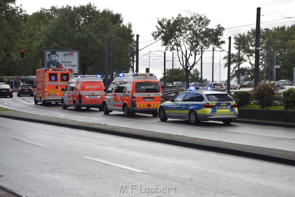 Einsatz BF RTW und 2 NEF Koeln Deutz Deutzer Freiheit P11.JPG - Miklos Laubert